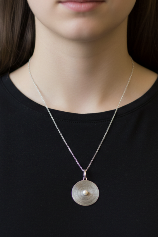 Ortası İncili Yuvarlak Motif Gümüş Kolye