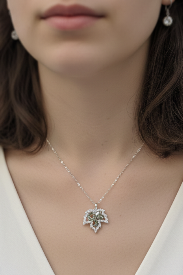 Peridot Taşlı Çınar Ağacı Yaprağı Motif Gümüş Kolye