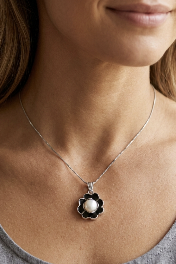 Ortası İncili Çiçek Motif Gümüş Kolye