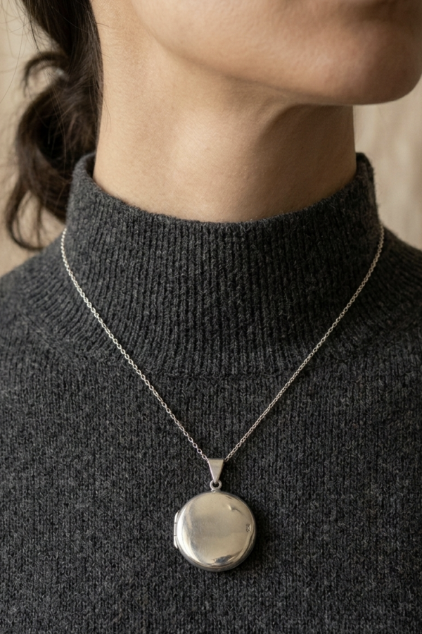 Yuvarlak Motif Taşsız İçi Açılan Madalyon Kolye Ucu