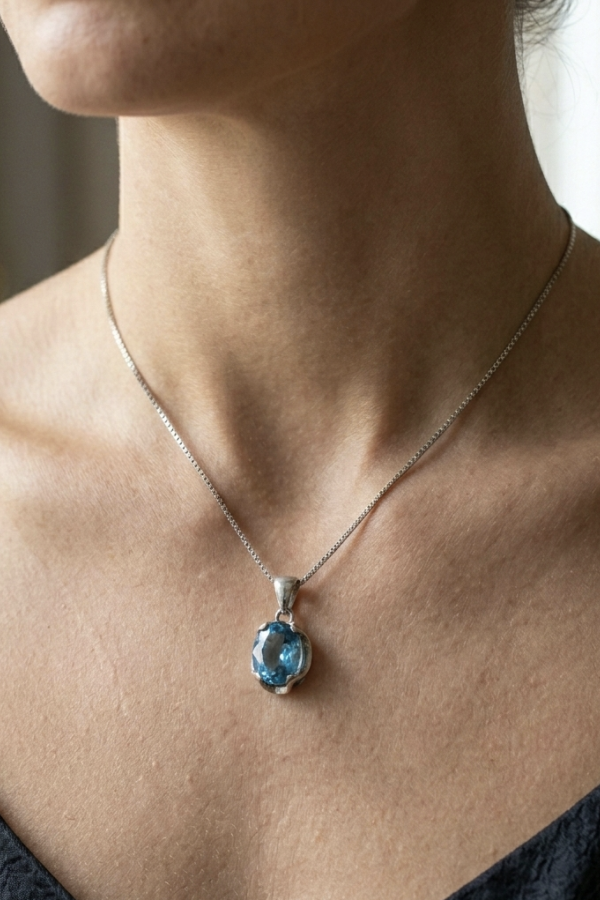 Lab Mavi Topaz Taşlı Oval Motif Gümüş Kolye