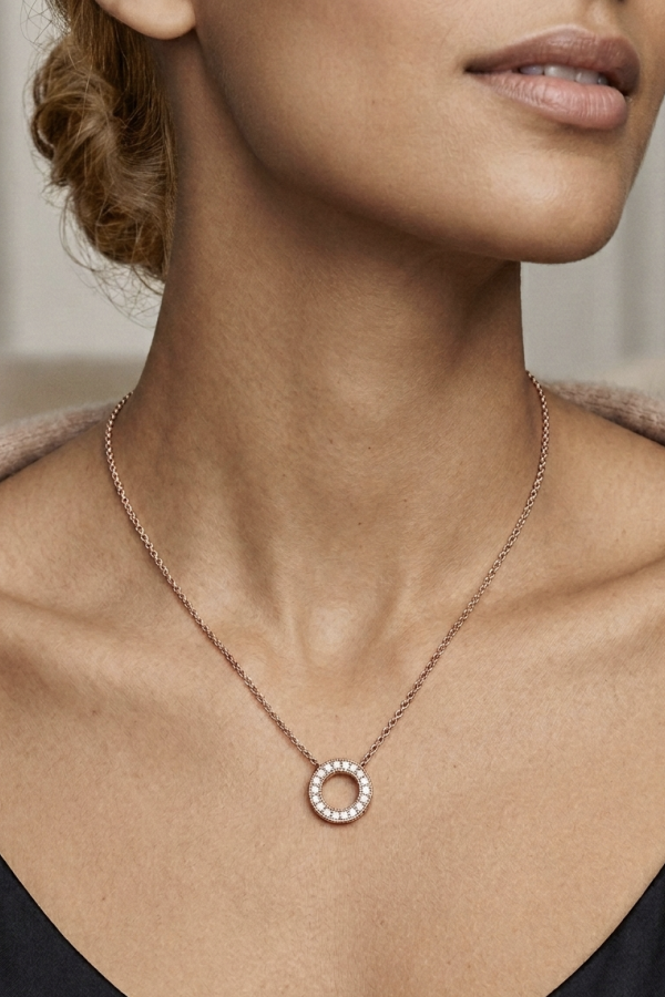 İçi Boş Yuvarlak Motif Taşlı Gümüş Kolye