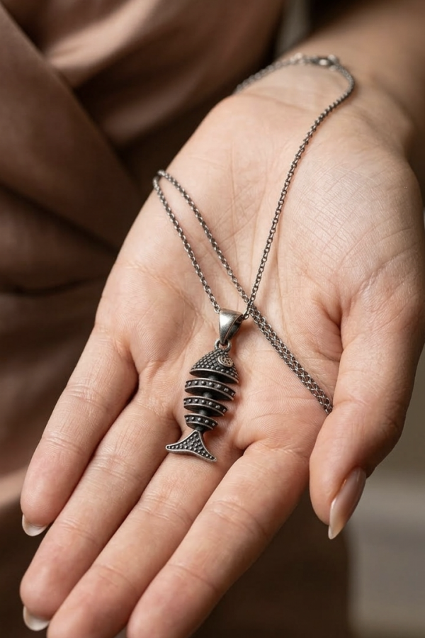 Gözü Taşlı Balık Motif Eskitme Gümüş Kolye