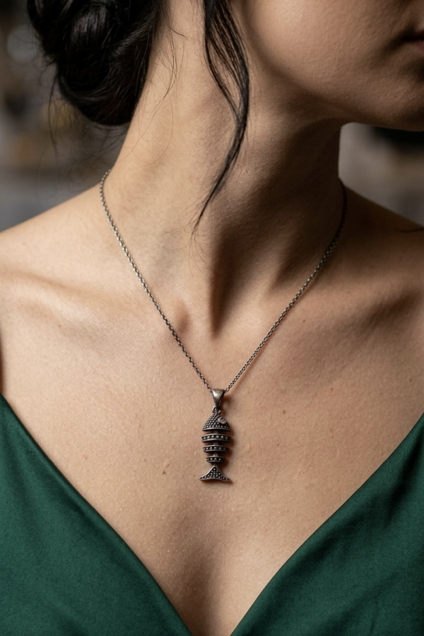 Gözü Taşlı Balık Motif Eskitme Gümüş Kolye