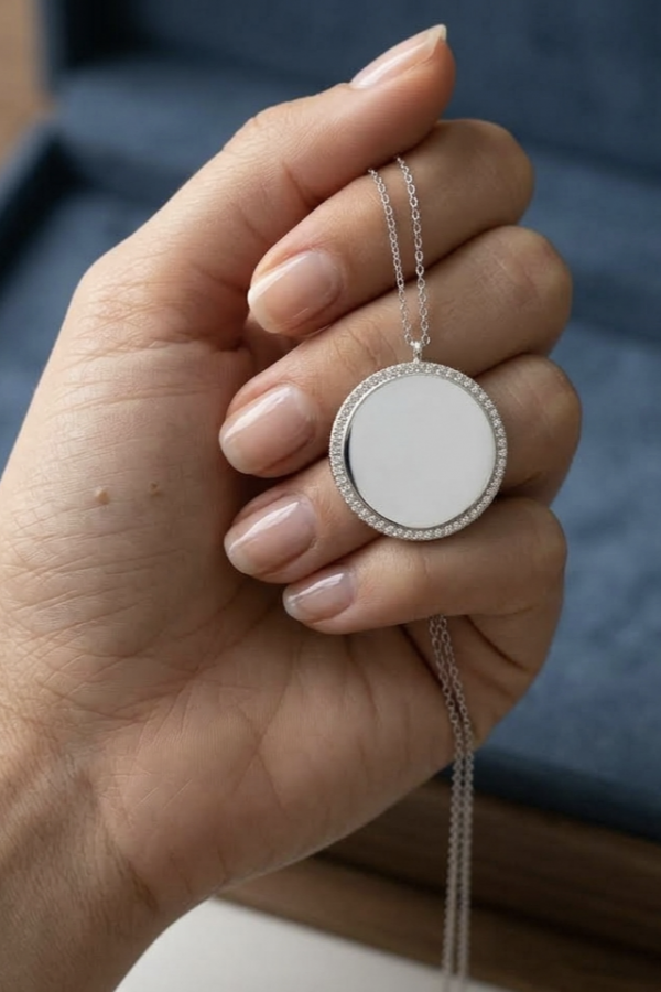 Kenarları Taşlı İçi Boş Madalyon Kolye