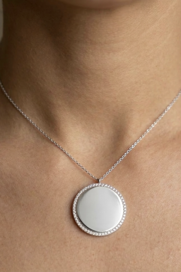 Kenarları Taşlı İçi Boş Madalyon Kolye