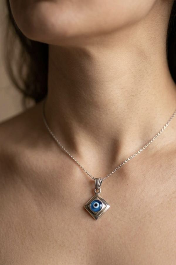 Ortası Camgöz Motif Gümüş Kolye