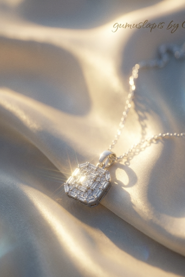 Baget Taşlı Kare Motif Gümüş Mini Kolye 