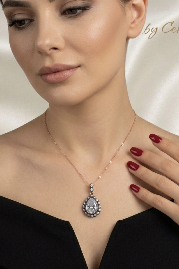 Elmas Montür Damla Motif Gümüş Kolye 