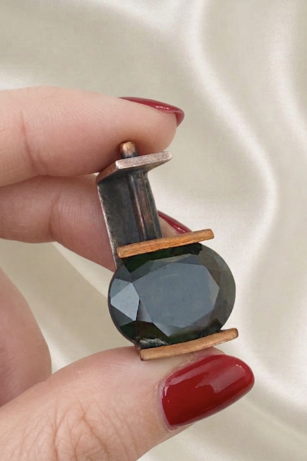 Koyu Peridot Taşlı Tasarım Gümüş Kolye Ucu Koyu Peridot Taşlı Tasarım Gümüş Kolye Ucu