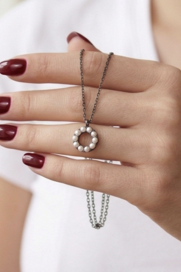 İncili Yuvarlak Motif Gümüş Mini Kolye İncili Yuvarlak Motif Gümüş Mini Kolye