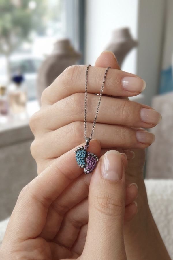 Yakut ve Turkuaz Taşlı Bebek Ayağı Motif Gümüş Mini Kolye Yakut ve Turkuaz Taşlı Bebek Ayağı Motif Gümüş Mini Kolye