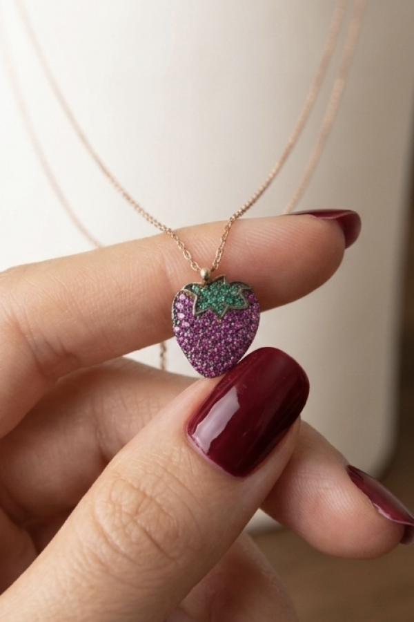 Yakut ve Zümrüt Taşlı Çilek Motif Gümüş Mini Kolye Yakut ve Zümrüt Taşlı Çilek Motif Gümüş Mini Kolye
