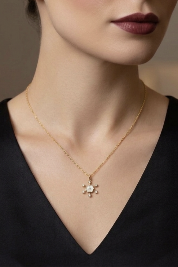 Ortası Beyaz Mineli Yıldız Motif Gümüş Mini Kolye
