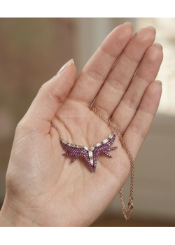 Beyaz Baget ve Yakut Taşlı Melek Kanadı Motif Gümüş Kolye Beyaz Baget ve Yakut Taşlı Melek Kanadı Motif Gümüş Kolye