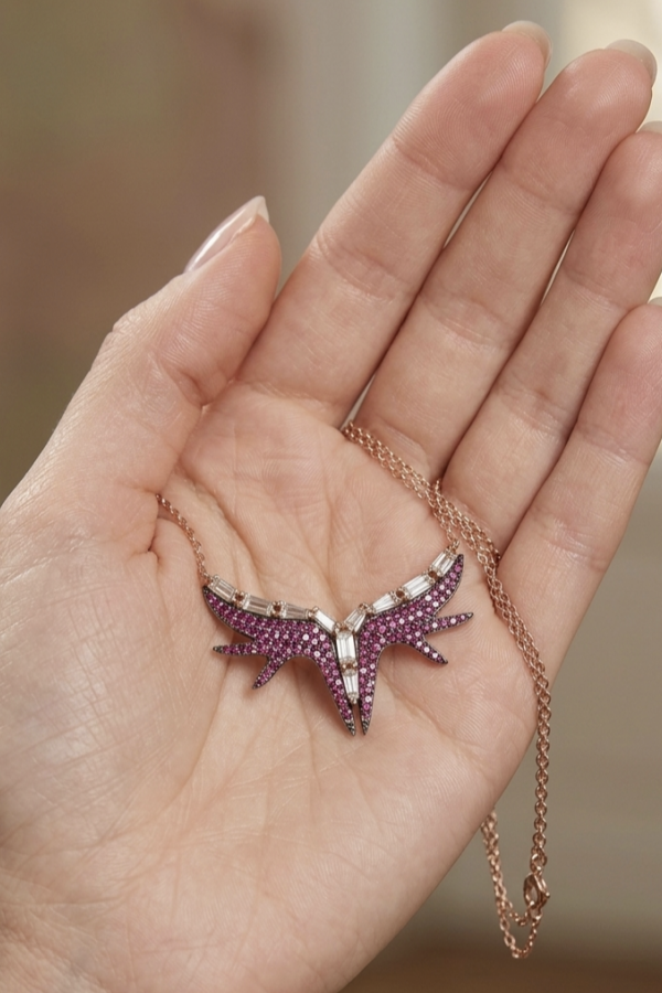 Beyaz Baget ve Yakut Taşlı Melek Kanadı Motif Gümüş Kolye Beyaz Baget ve Yakut Taşlı Melek Kanadı Motif Gümüş Kolye
