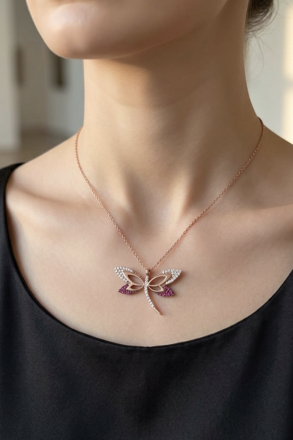 Beyaz ve Yakut Taşlı Yusufçuk Motif Gümüş Kolye Beyaz ve Yakut Taşlı Yusufçuk Motif Gümüş Kolye