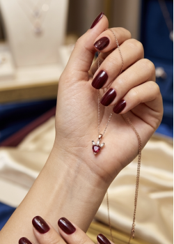 Yakut Taşlı Çilek Motif Gümüş Mini Kolye Yakut Taşlı Çilek Motif Gümüş Mini Kolye