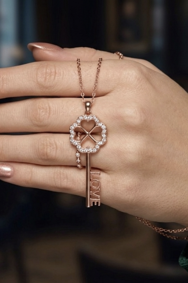 Anahtar Motif Yonca ve Love Yazılı Gümüş Kolye Anahtar Motif Yonca ve Love Yazılı Gümüş Kolye