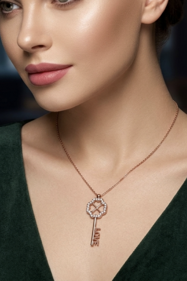 Anahtar Motif Yonca ve Love Yazılı Gümüş Kolye Anahtar Motif Yonca ve Love Yazılı Gümüş Kolye