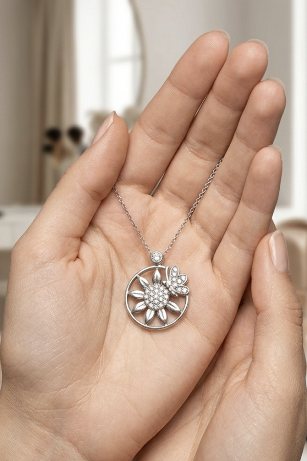 Güneş ve Kelebek Motif Gümüş Mini Kolye Güneş ve Kelebek Motif Gümüş Mini Kolye