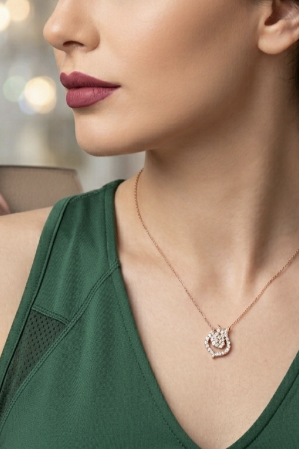 Asimetrik Lale Motif Gümüş Mini Kolye Asimetrik Lale Motif Gümüş Mini Kolye