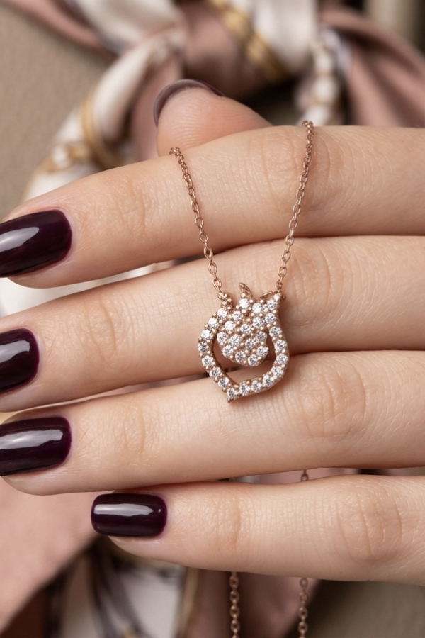Asimetrik Lale Motif Gümüş Mini Kolye Asimetrik Lale Motif Gümüş Mini Kolye