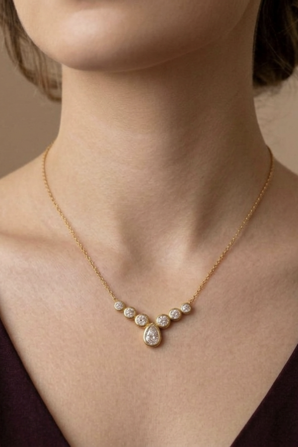V Motif Taşlı Gümüş Mini Kolye V Motif Taşlı Gümüş Mini Kolye