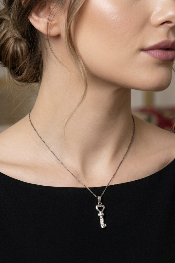 Kalp Başlı Anahtar Motif Gümüş Mini Kolye