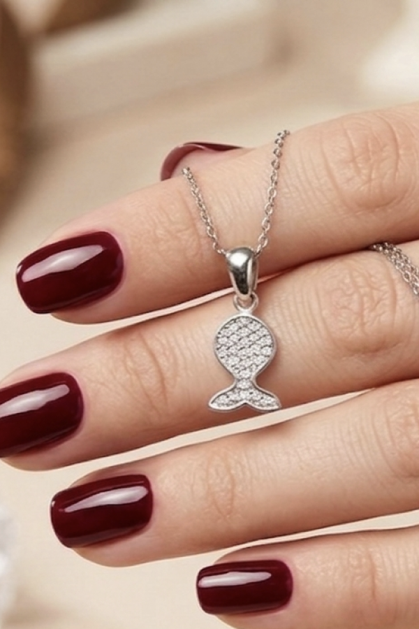 Balık Motif Beyaz Taşlı Gümüş Mini Dik Kolye Balık Motif Beyaz Taşlı Gümüş Mini Dik Kolye