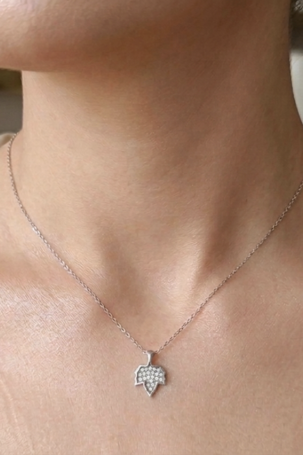 Çınar Ağacı Motif Beyaz Taşlı Gümüş Mini Kolye Çınar Ağacı Motif Beyaz Taşlı Gümüş Mini Kolye