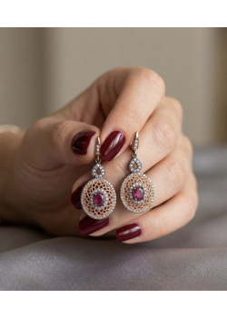 Ortası Yakut Taşlı Rose ve Siyah Kaplama Gümüş Eskitme Küpe