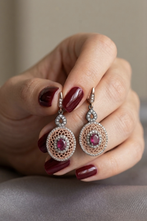 Ortası Yakut Taşlı Rose ve Siyah Kaplama Gümüş Eskitme Küpe