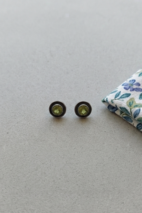 Ortası Peridot Taşlı Ortası Eskitme Gümüş Mini Küpe