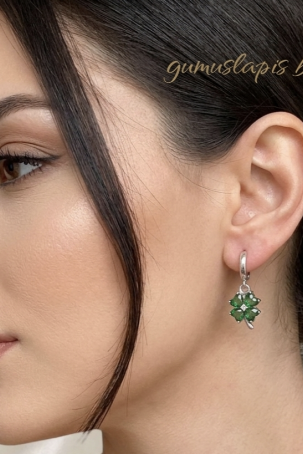 Peridot Taşlı Yonca Motif Gümüş Küpe