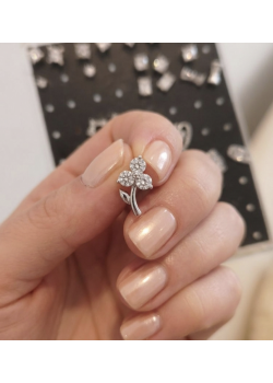 Laboratuvar Pırlantası Taşlı Çiçek Motif Gümüş Küpe