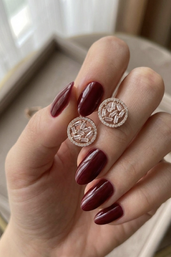 İçi Baget Taşlarla Süslü Yuvarlak Motif Gümüş Rose Kaplama Mini Küpe