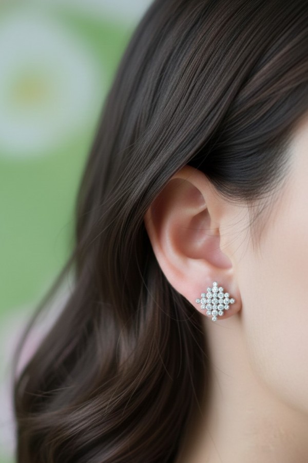 Taşı İçe Gömülü Vidalı Gümüş Küpe Çifti