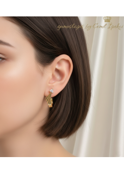 Üçgen Motif Tek Taş Geçmeli Gümüş Küpe