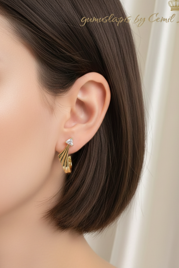 Üçgen Motif Tek Taş Geçmeli Gümüş Küpe