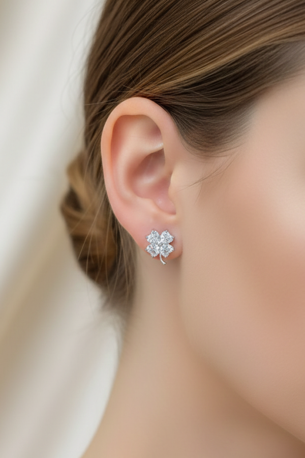 Yonca Motif Vidalı Gümüş Küpe Çifti