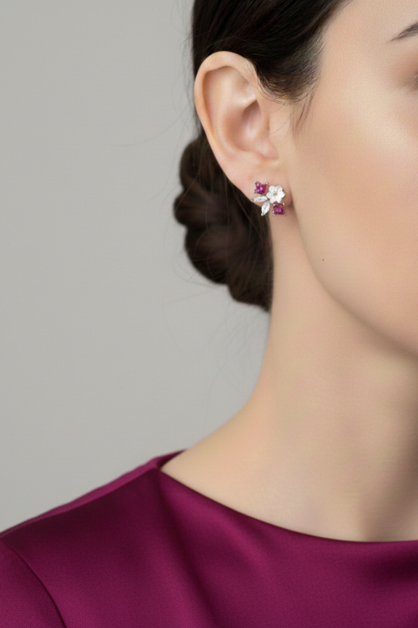 Çiçek Motif Sedef Taşlı Küpe Çifti (beyaz)