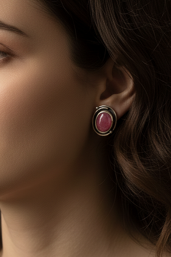 Ortası Yakut Taşlı Gümüş Vidalı Oval Küpe