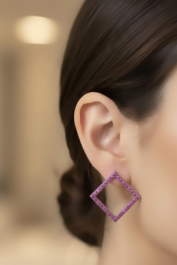 Yakut Taşlı Ters Kare Motif İçi Boş Gümüş Küpe