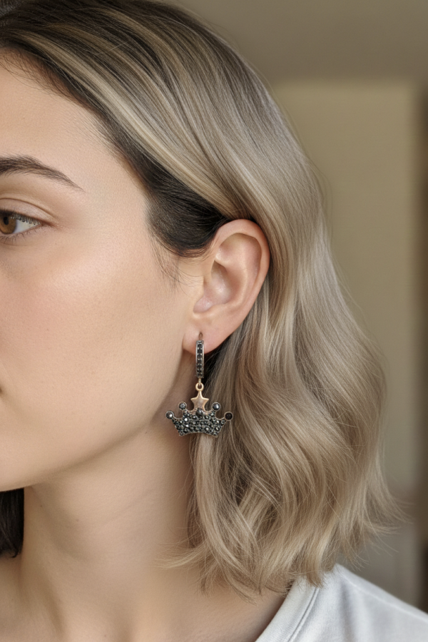 Yakut ve Onix Taşlı Taç Motif Gümüş Küpe Çifti Serisi (1 çift)