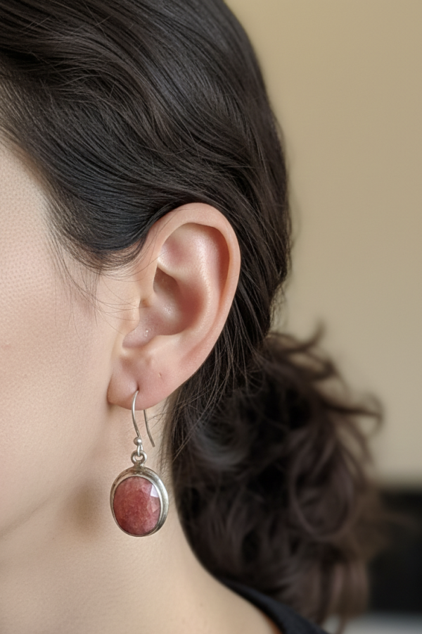 Yakut Taşlı Oval Motif Sallantılı Gümüş Küpe