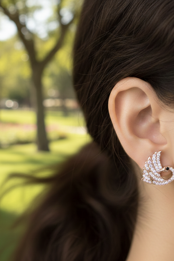 Kuğu Motif Vidalı Gümüş Küpe