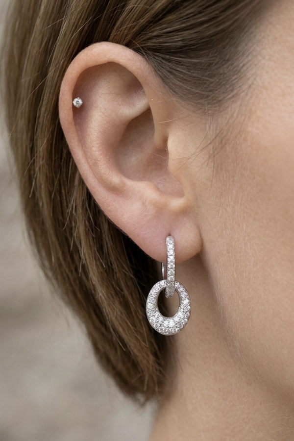 İçi Boş Oval Motif Taşlı Gümüş Küpe