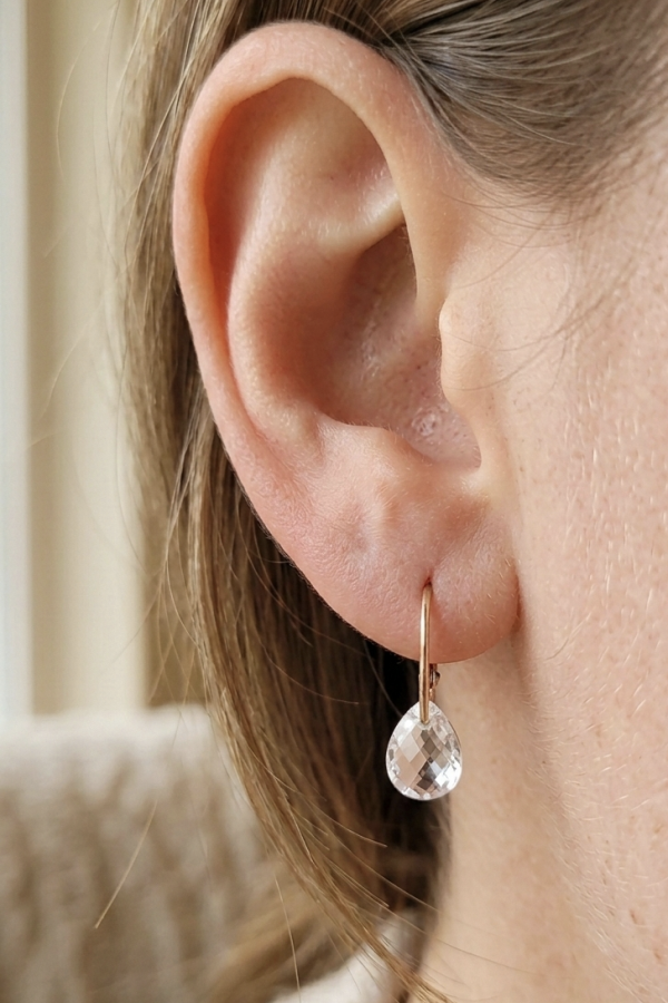 Beyaz Kuvars Taşlı Esnek Halka Geçmeli Kilitli Gümüş Halka Küpe