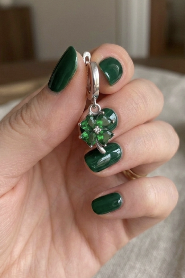 Peridot Taşlı Yonca Motif Gümüş Küpe